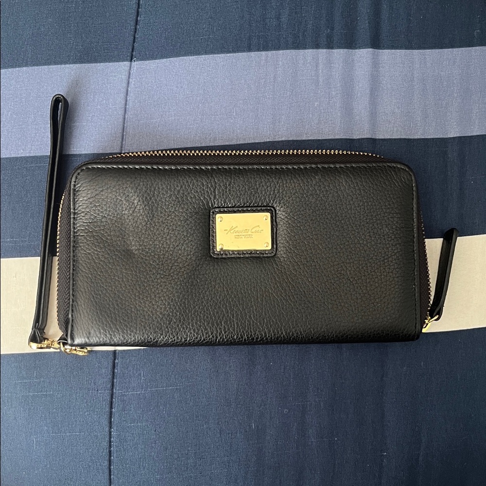 NWOT/VGUC Kenneth Cole New York Black Leather Wristlet